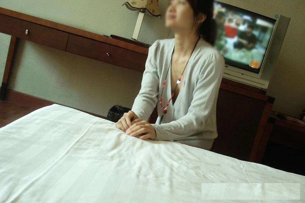 很不错的一个极品小女人，身材很修长，白皙的皮肤，诱人的乳房[24P]