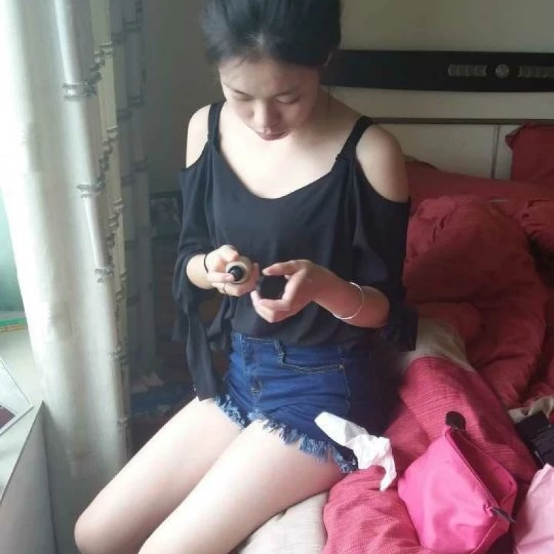 好挺的奶子，青涩的面容，让人充满的欲望[15P]