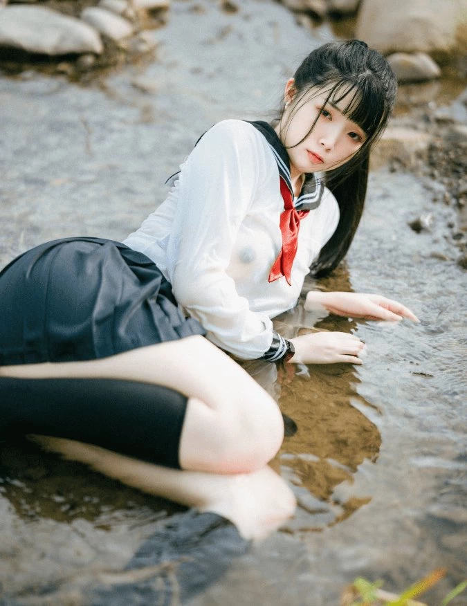 美女在小溪里嬉戏 [12P]