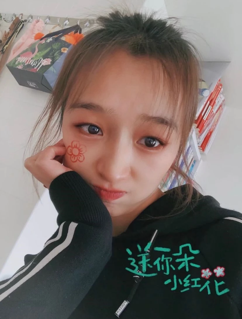 看起来还很嫩的小妹 [22P]
