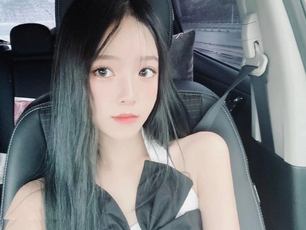 少妇姿势和表情很风骚诱人，更有女人味[16P]