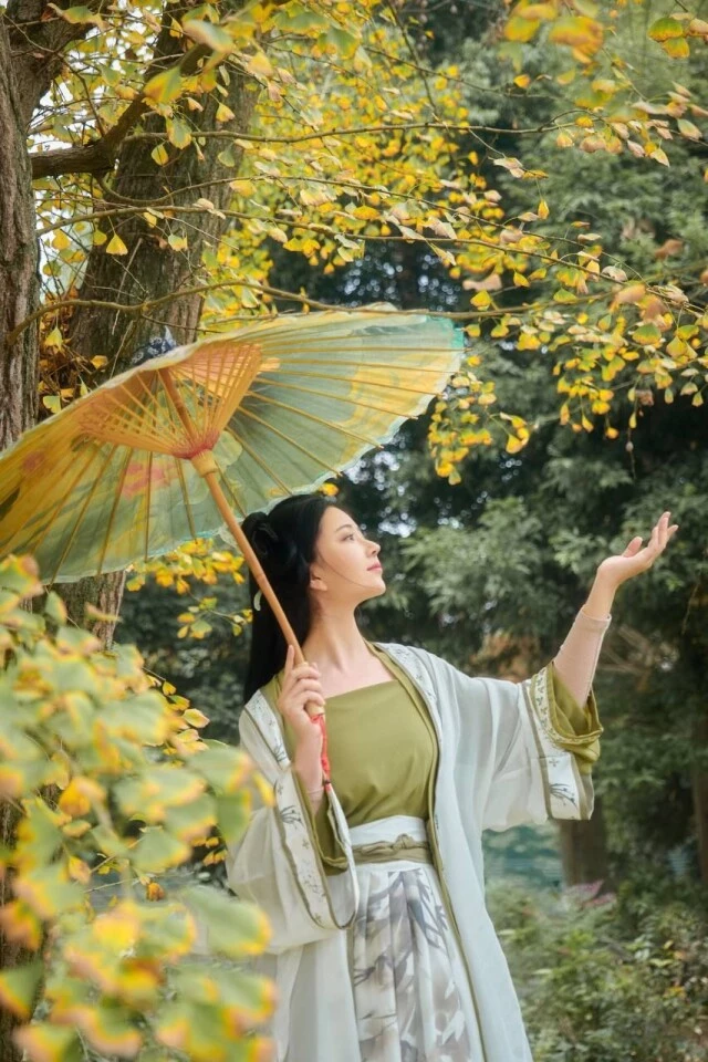 古典气质美女野外露出[30P]
