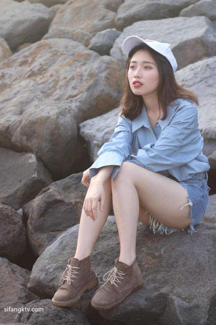 很白嫩很匀称的一双美腿 好翘的屁屁呀。极品尤物[25P]