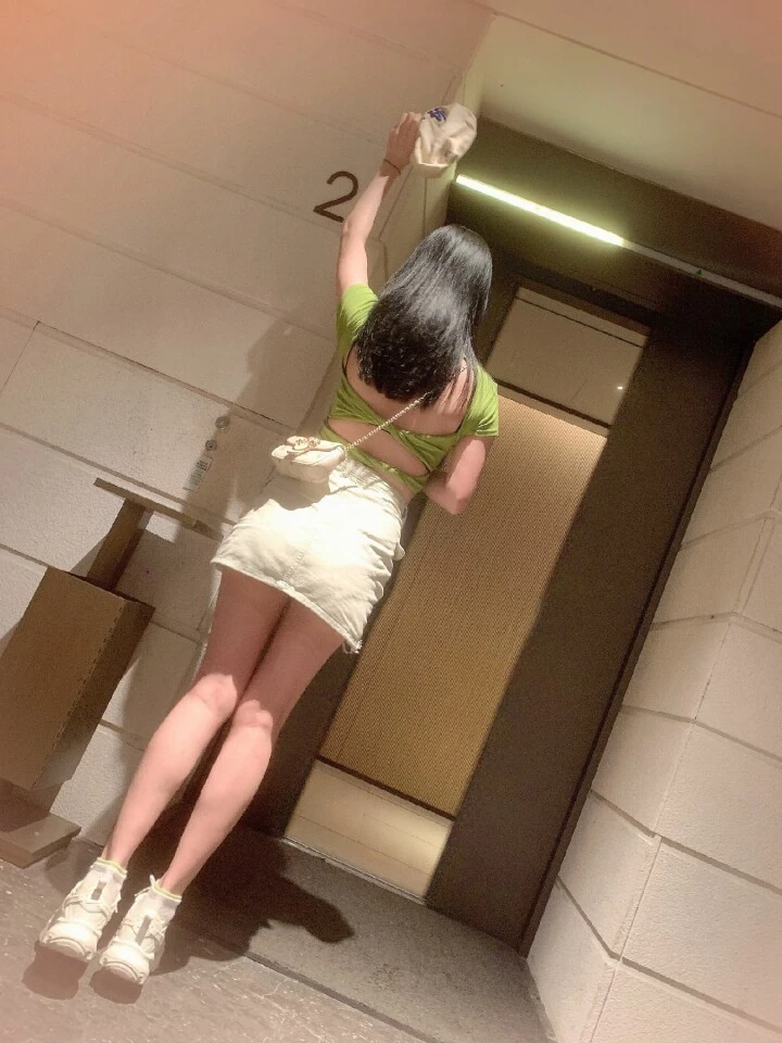 南航的高颜值空姐，上流社会的便器，据说小穴花了十几万保养，不然也很难找到金主[13P]