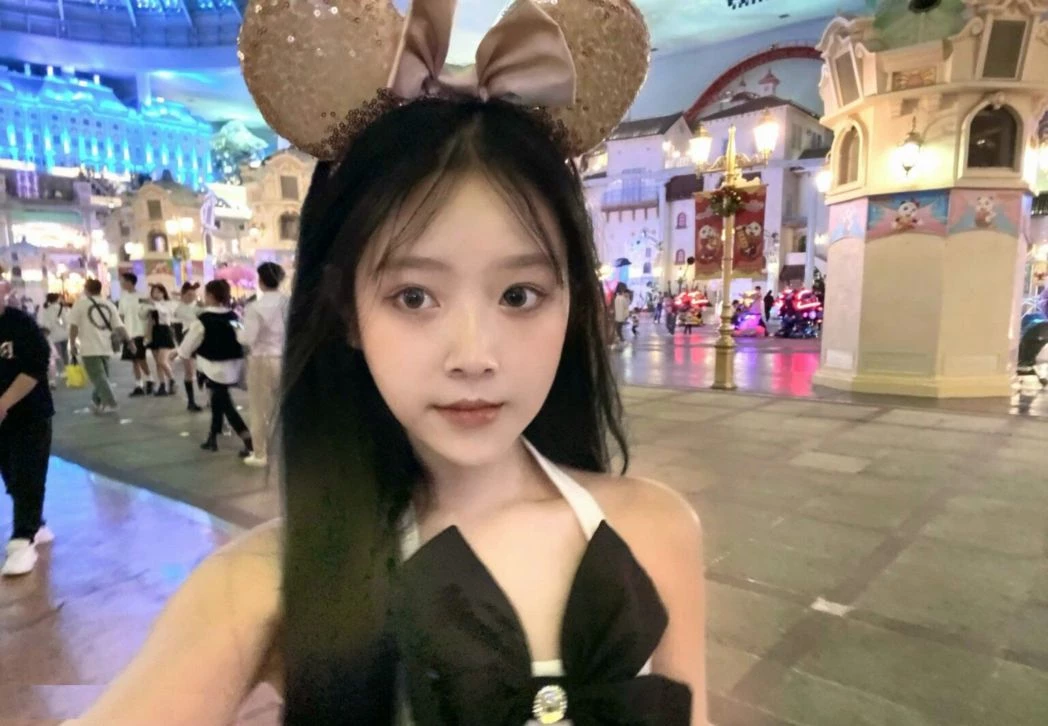 少妇姿势和表情很风骚诱人，更有女人味[16P]