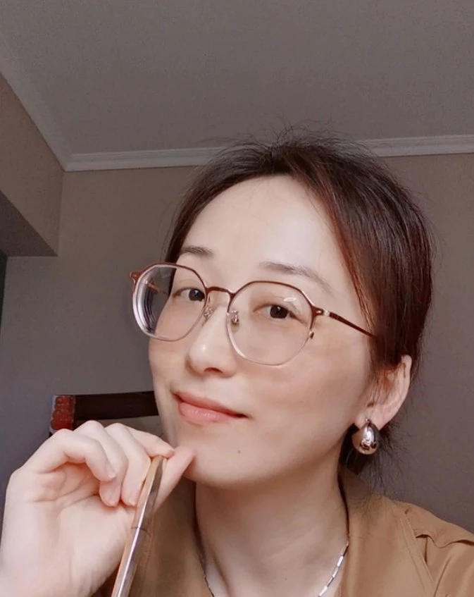 戴上眼镜看着挺有气质的[13P]
