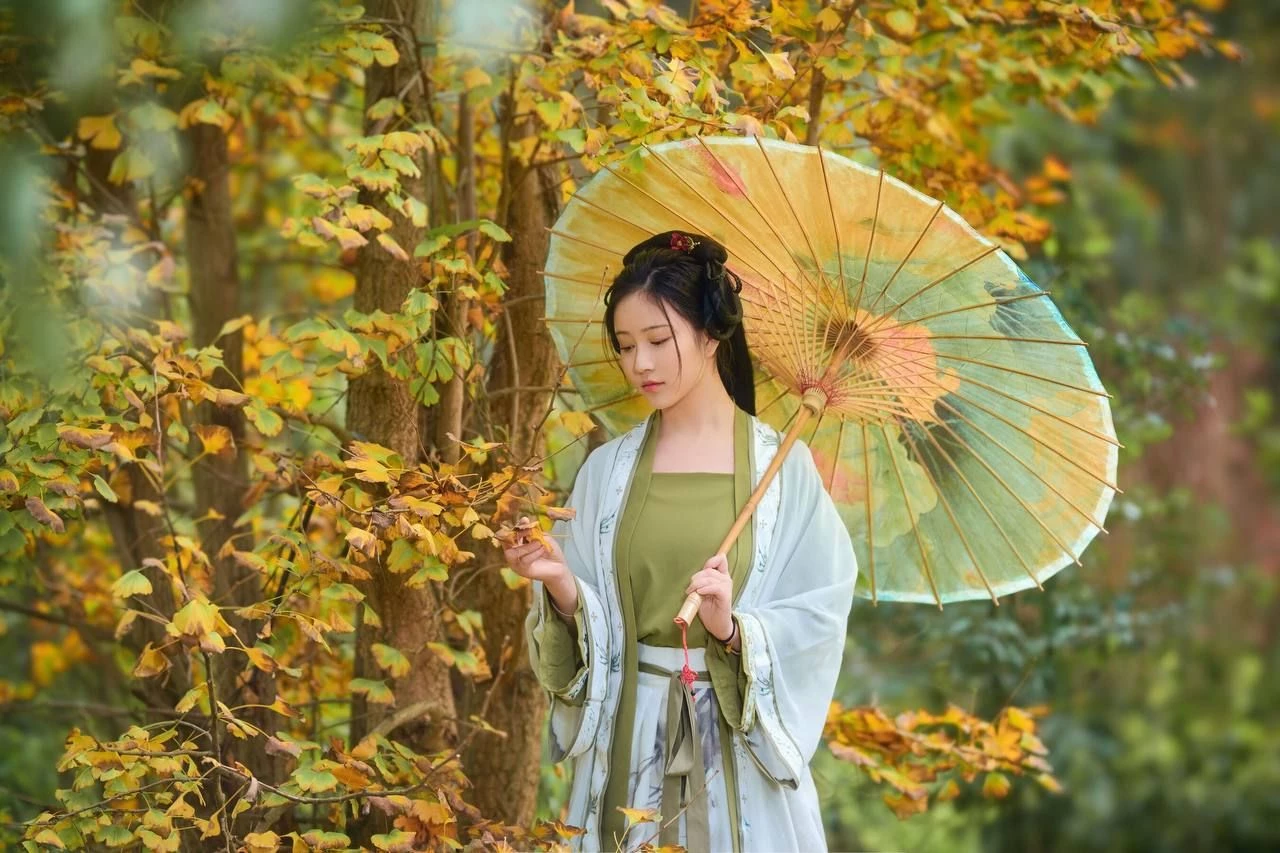 古典气质美女野外露出[30P]