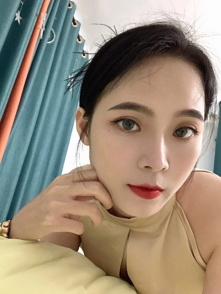 南航的高颜值空姐，上流社会的便器，据说小穴花了十几万保养，不然也很难找到金主[13P]