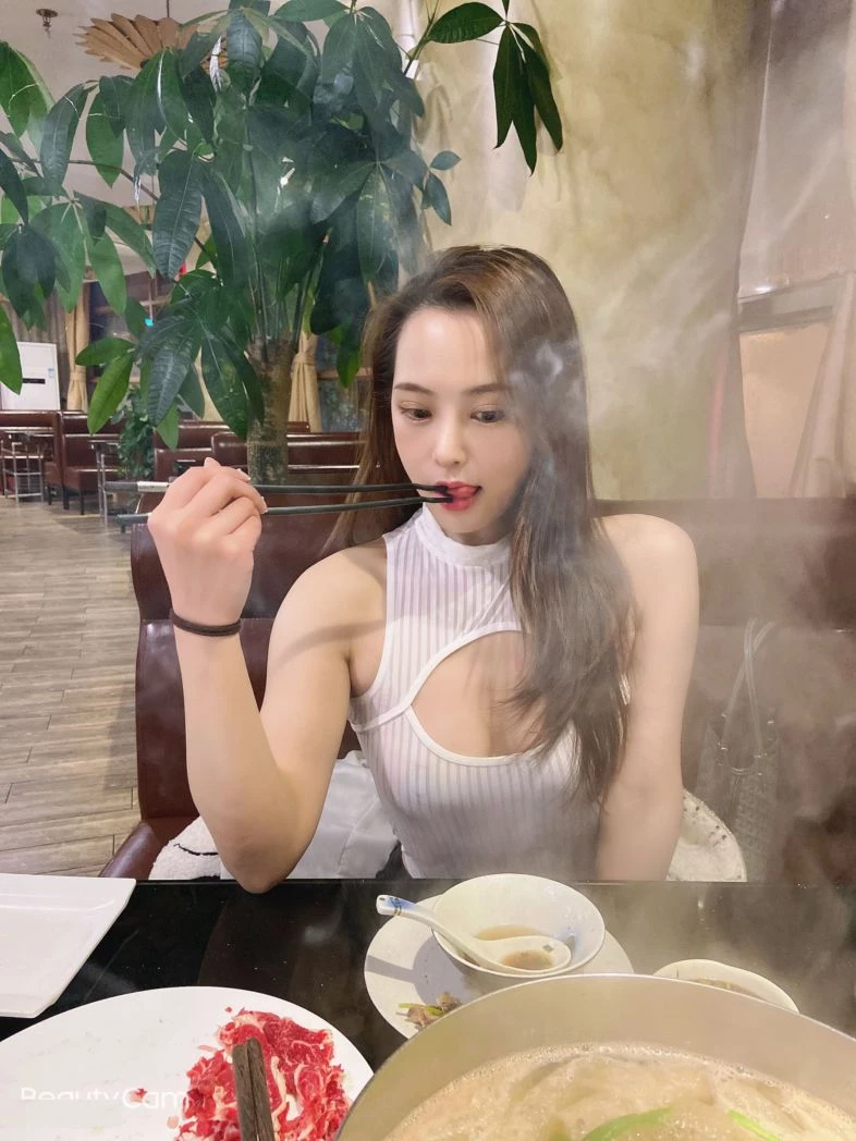 美腿少妇，可以勾引到很多人的目光的[24P]