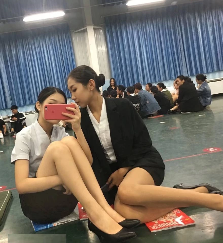 乳房真的挺完美，不大，但是很坚挺[17P]