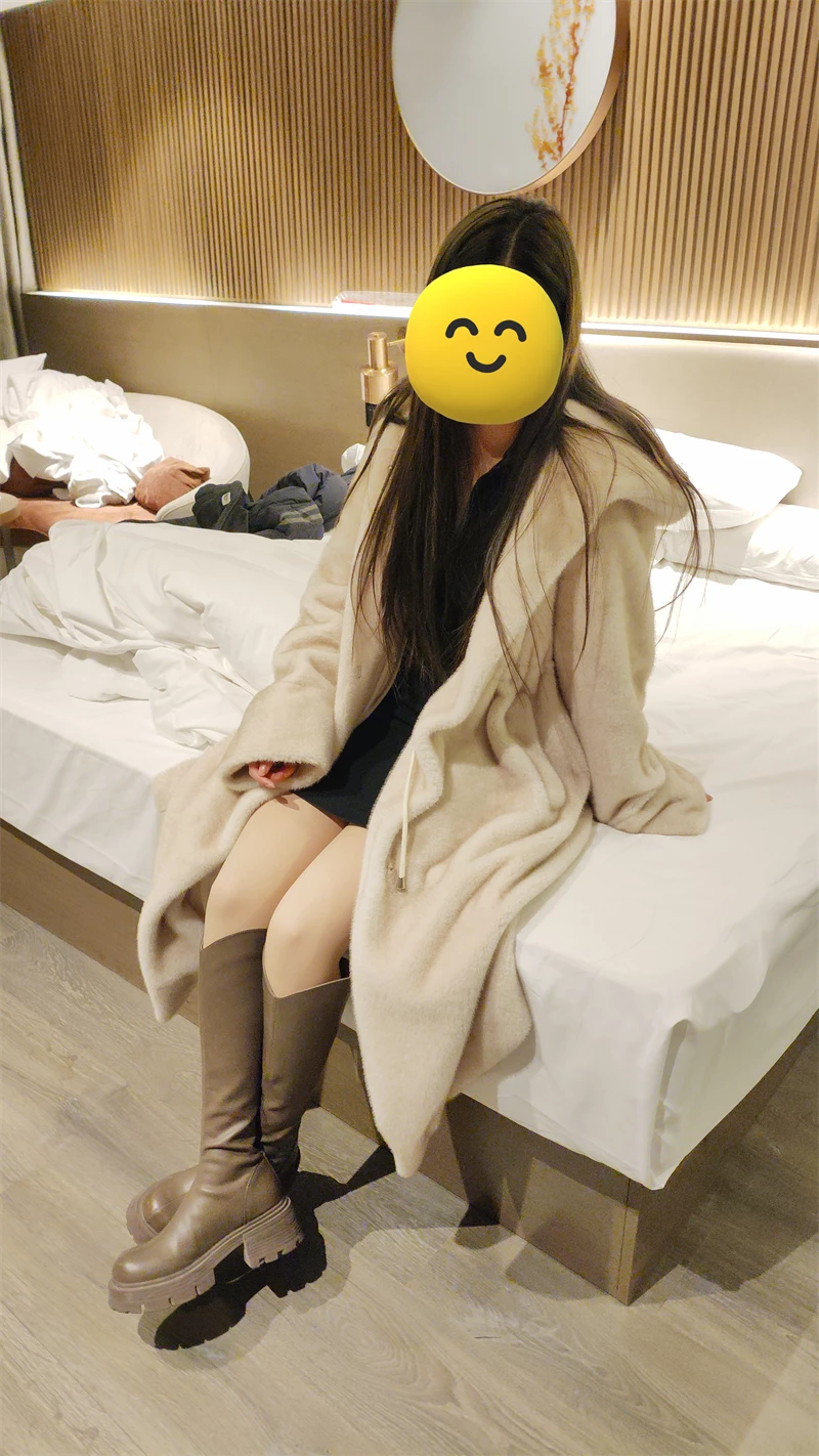 [旧叙原创]小母狗调教有成 小母狗的首次多人 3P 战况激烈顾不得拍照 这个身材有眼熟的吗  手写验证 [26P]
