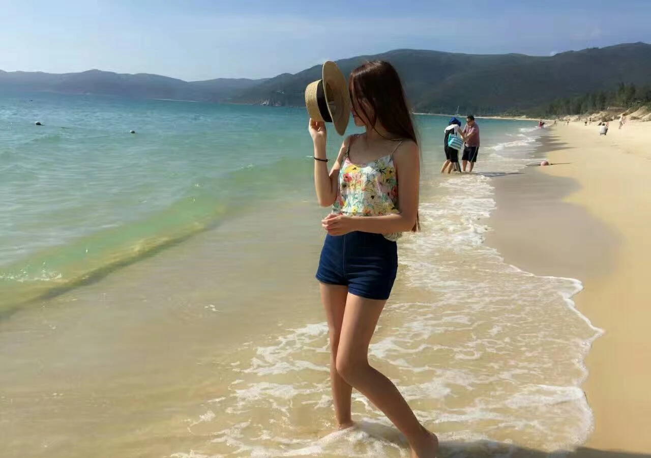 长腿丝袜诱惑，很阳光的女生[20P]