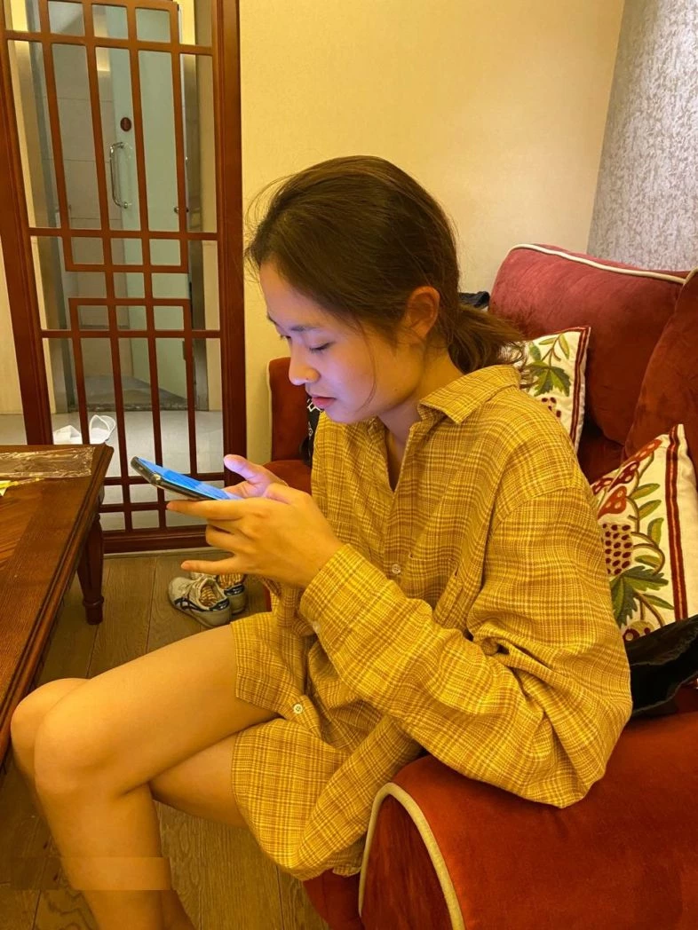 这个妹妹的身材还是相当不错哦。两个奶子大小正好[19P]