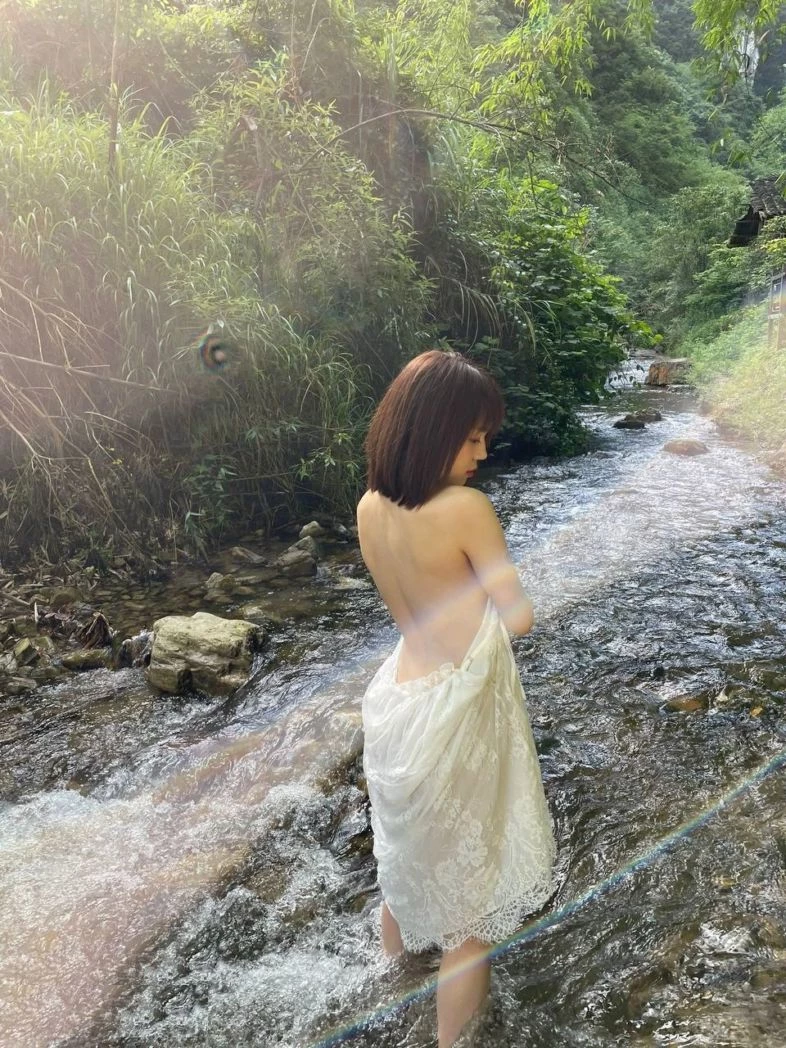女人很漂亮，皮肤也不错很白皙，真是个骚MM呀[19P]