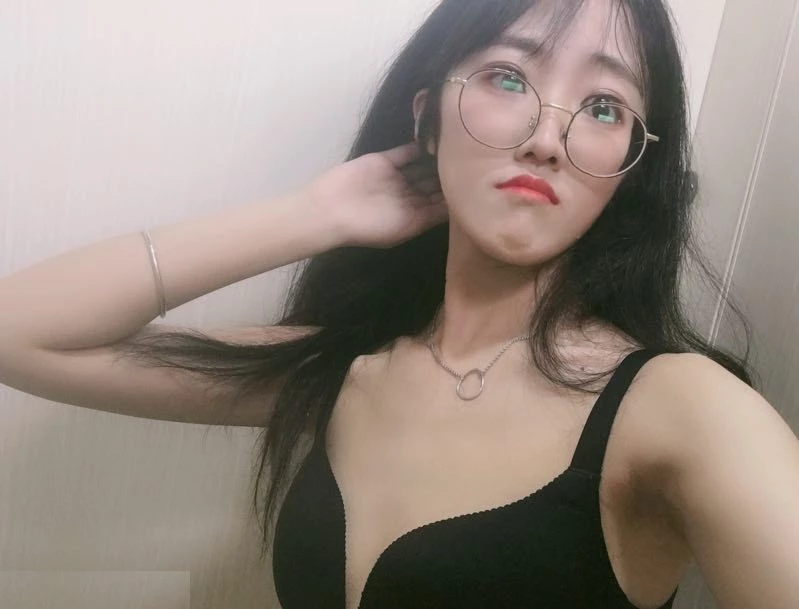 眼镜反差婊乳房大，皮肤白，插她一定很爽[18P]