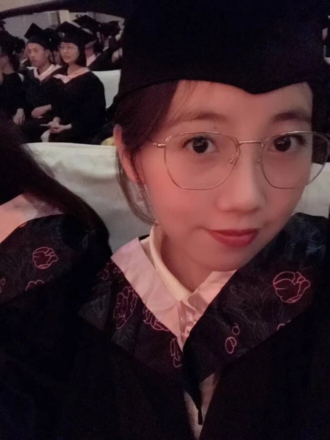 贼骚的眼睛婊女友喜欢吃蛋[24P]
