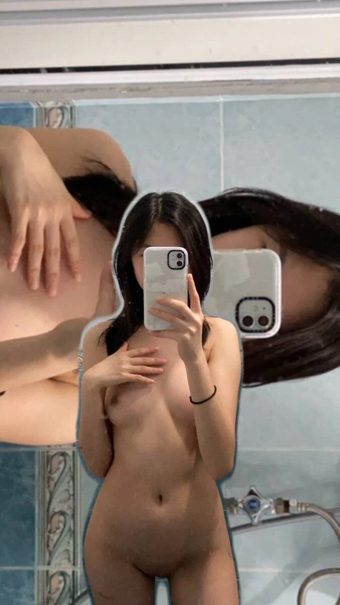 对镜子自拍的白嫩性感小姐姐[26P]
