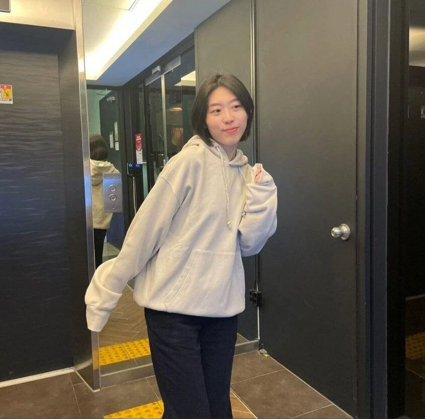 眼镜婊一如既往的骚 [22P]