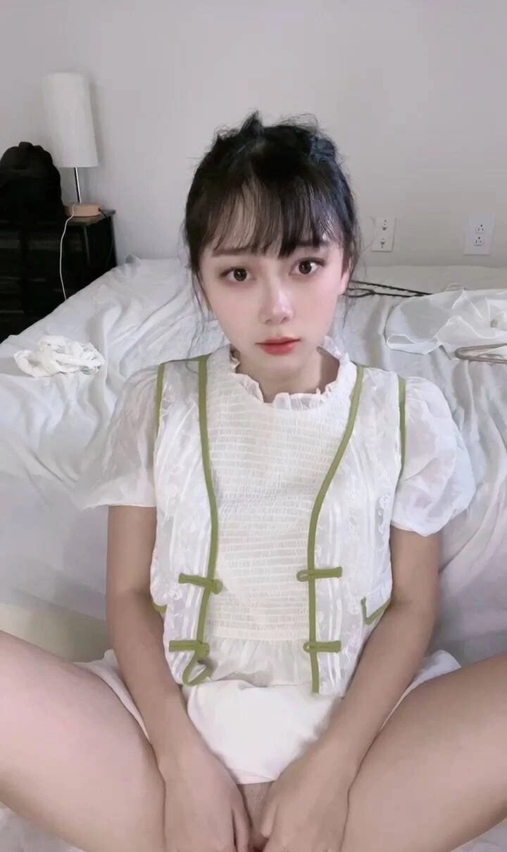 上下粉嫩，黑丝裸拍自慰，一副楚楚可怜的模样[15P]