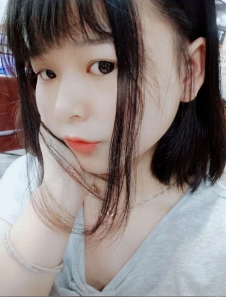小骚逼被口爆[10P]