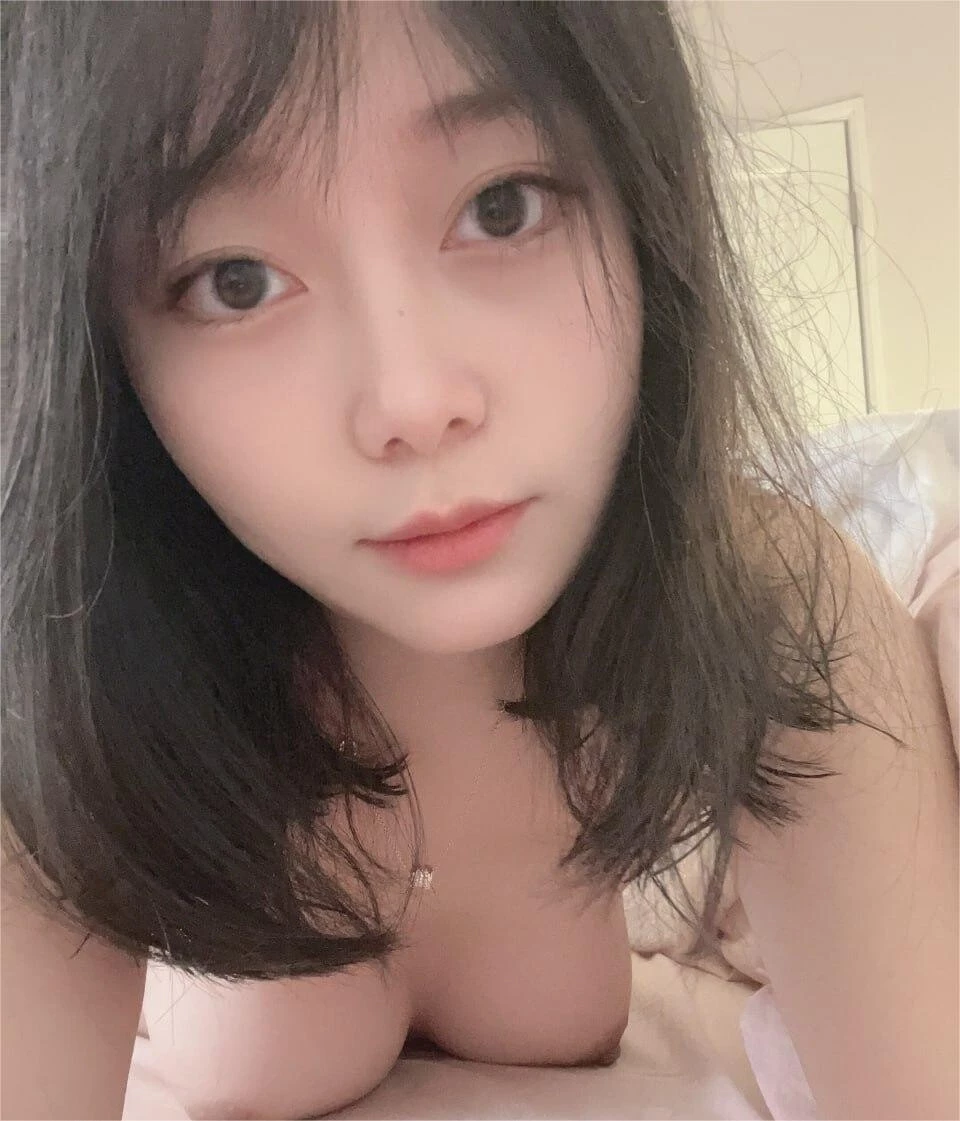 上下粉嫩，黑丝裸拍自慰，一副楚楚可怜的模样[15P]