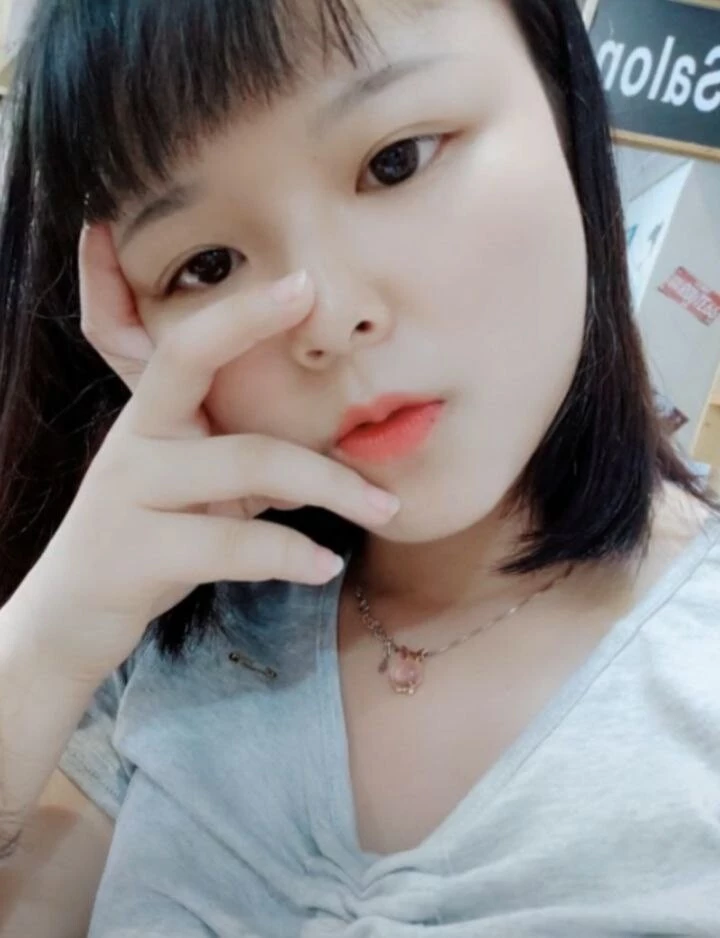 小骚逼被口爆[10P]