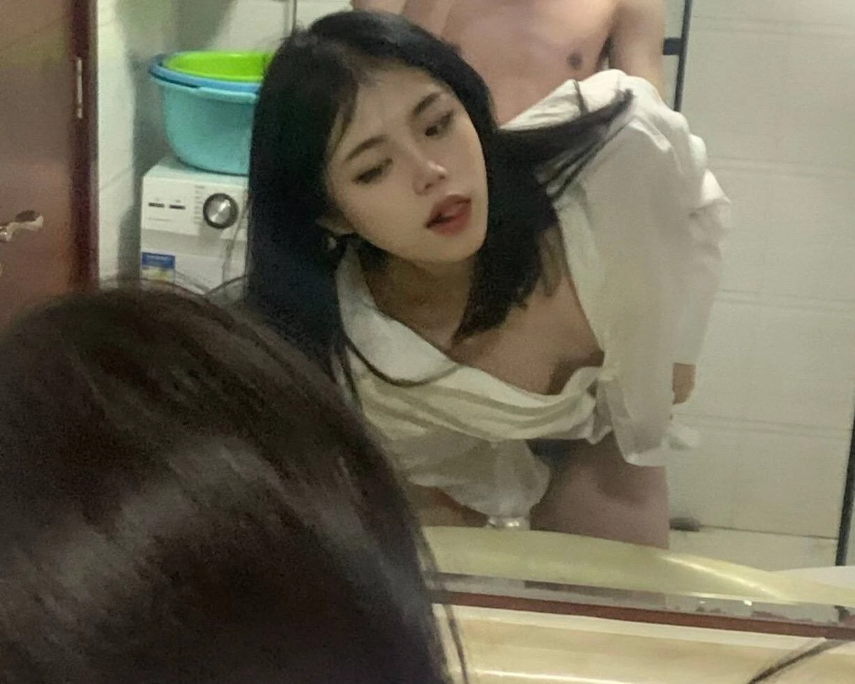 口水混着精液从嘴角流下，网上流出的那个视频是推特一个福利姬的[26P]