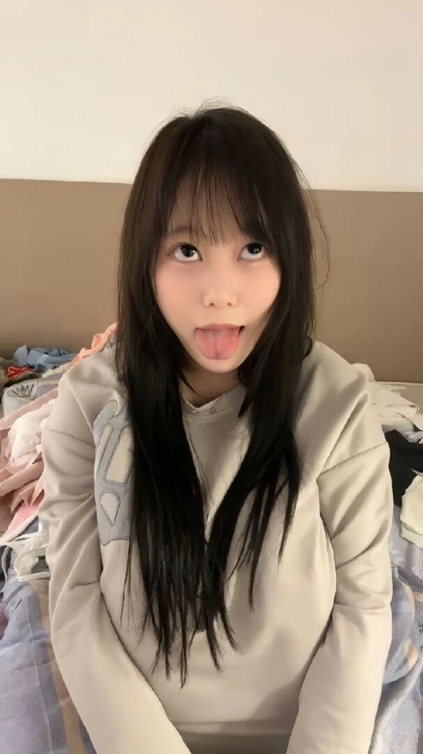 极品萝莉和榜一大哥的福利，高颜值极致反差一对一视频流出[20P]