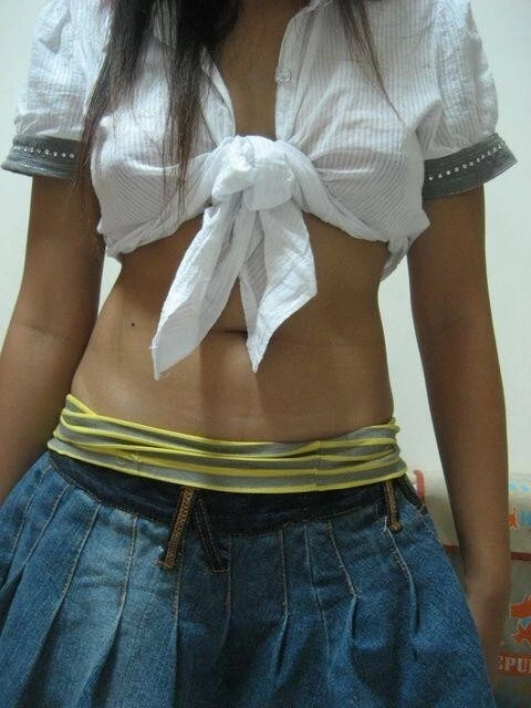 很嫩的学生小妹露脸自拍，那对乳房发育很饱满[23P]