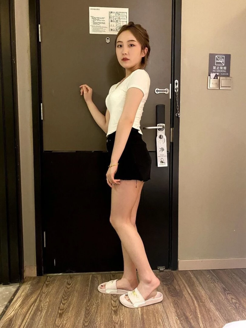 小骚货挺漂亮逼也嫩[10P]