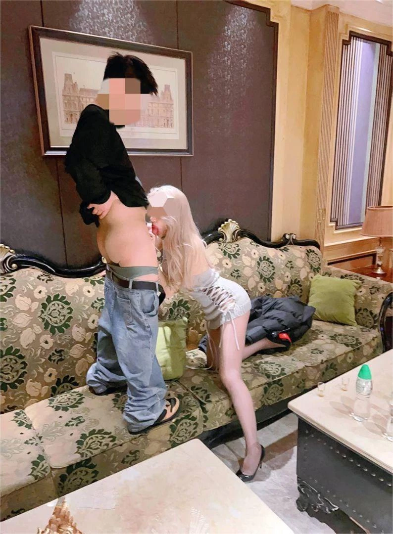 反差精致漂亮小女友做爱害羞不让拍[30P]