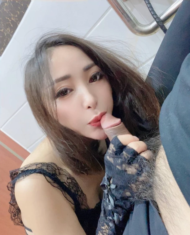 男厕所露出口交第二季[24P]