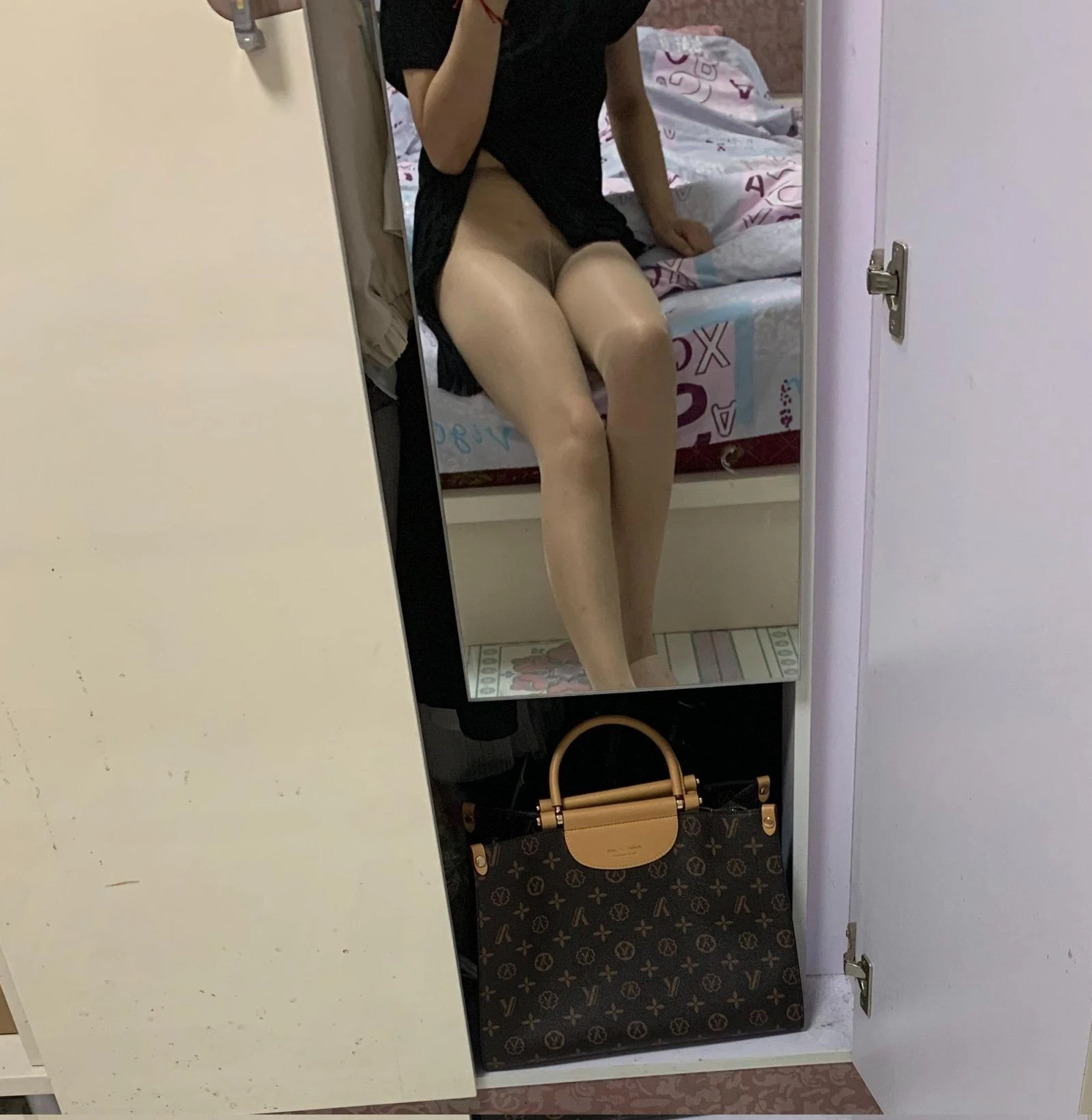 穿丝袜不穿内裤的人妻[32P]