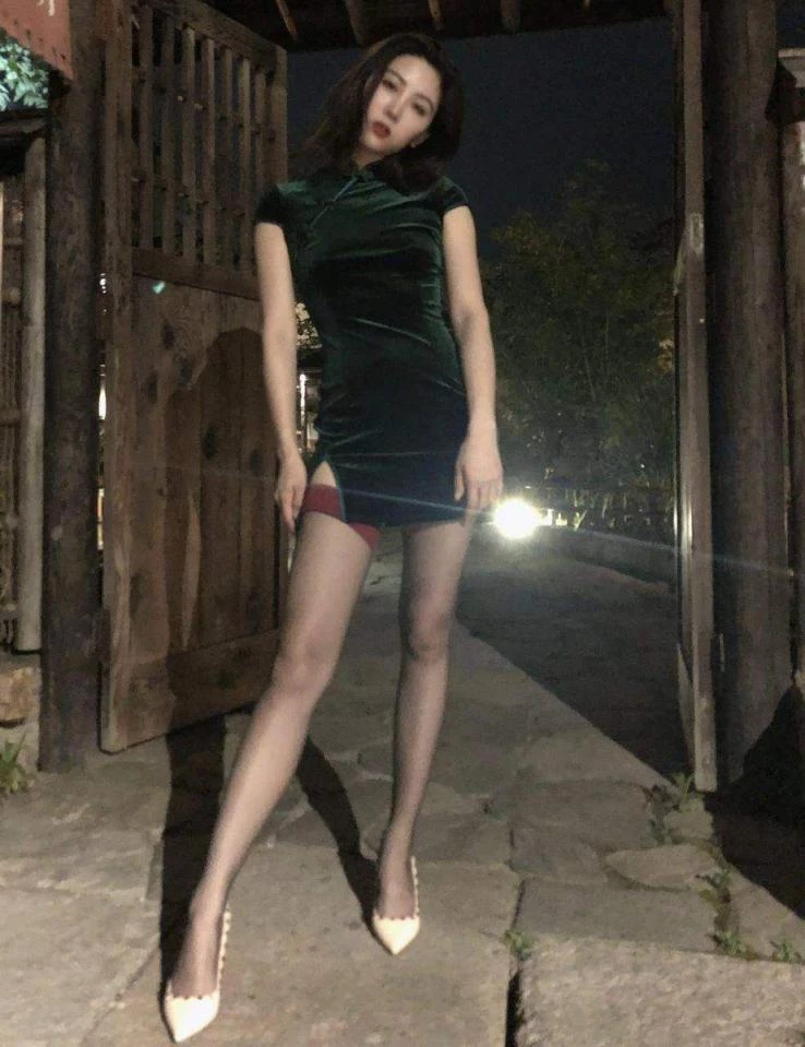 有气质的长腿骚人妻[18P]