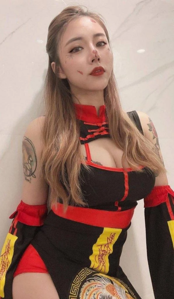纹身的美妇 [10P]