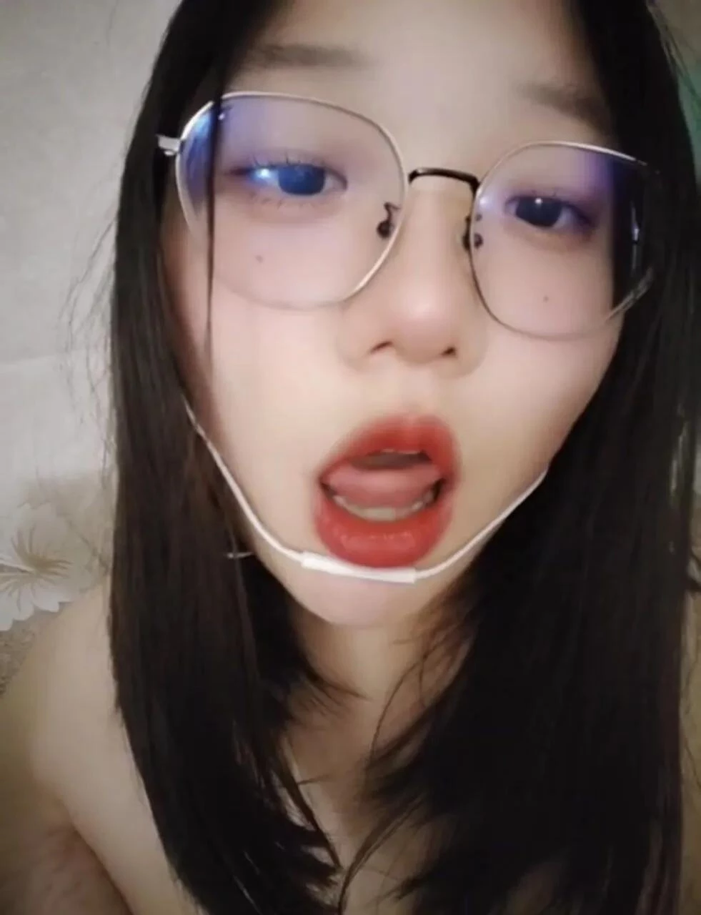 （露脸）肥嘟嘟的眼镜妹寂寞空虚，肥逼瘙痒 只能自己揉奶子扣逼[10P]