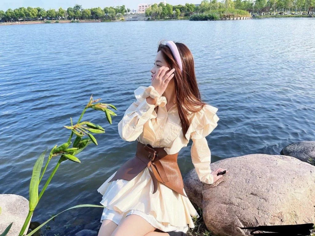 乳虽小 屄却深 容得下大长屌［20P］
