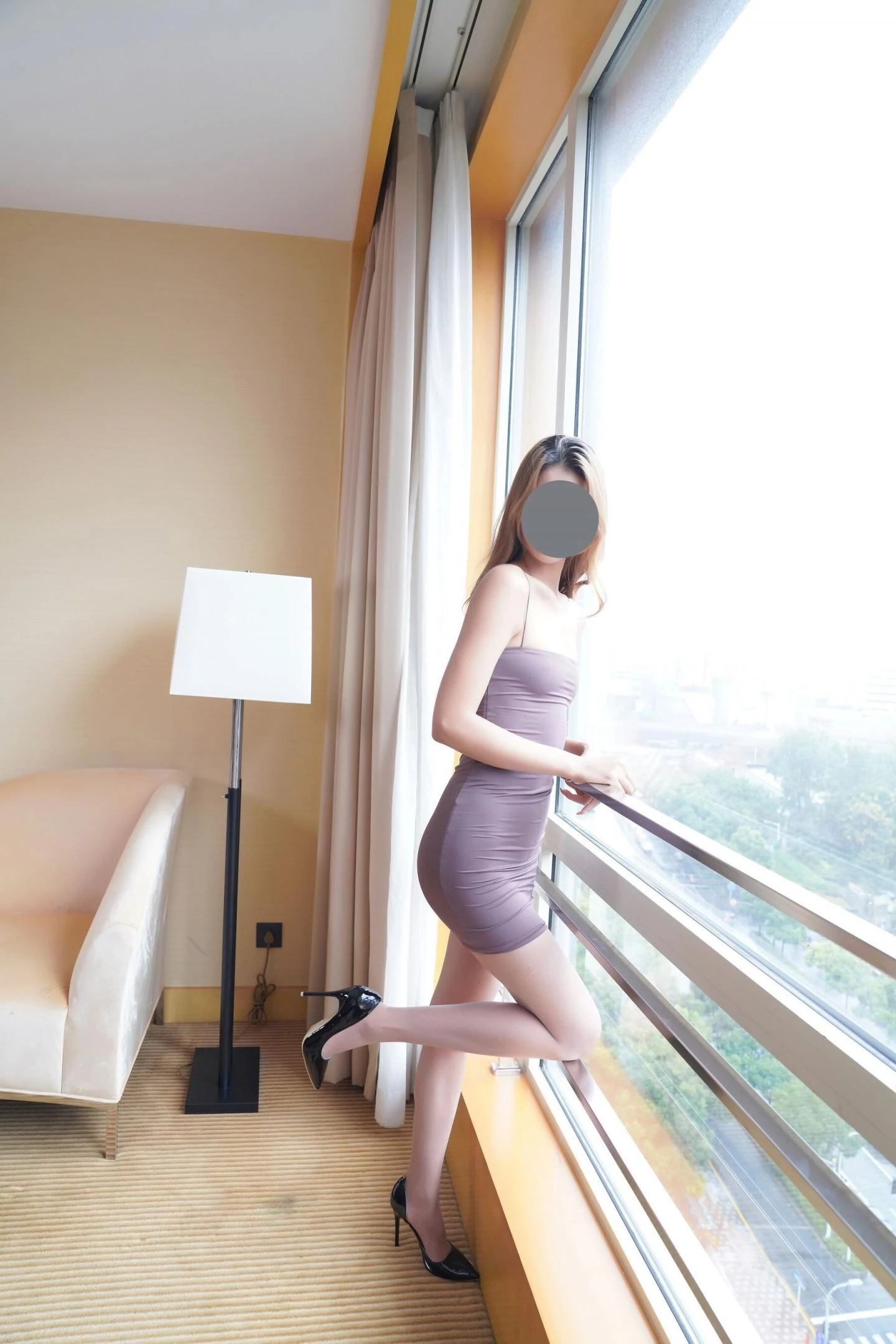 这骚货的逼真黑，说实话，.操过这样大黑逼人妻，那是真的耐操[25P]