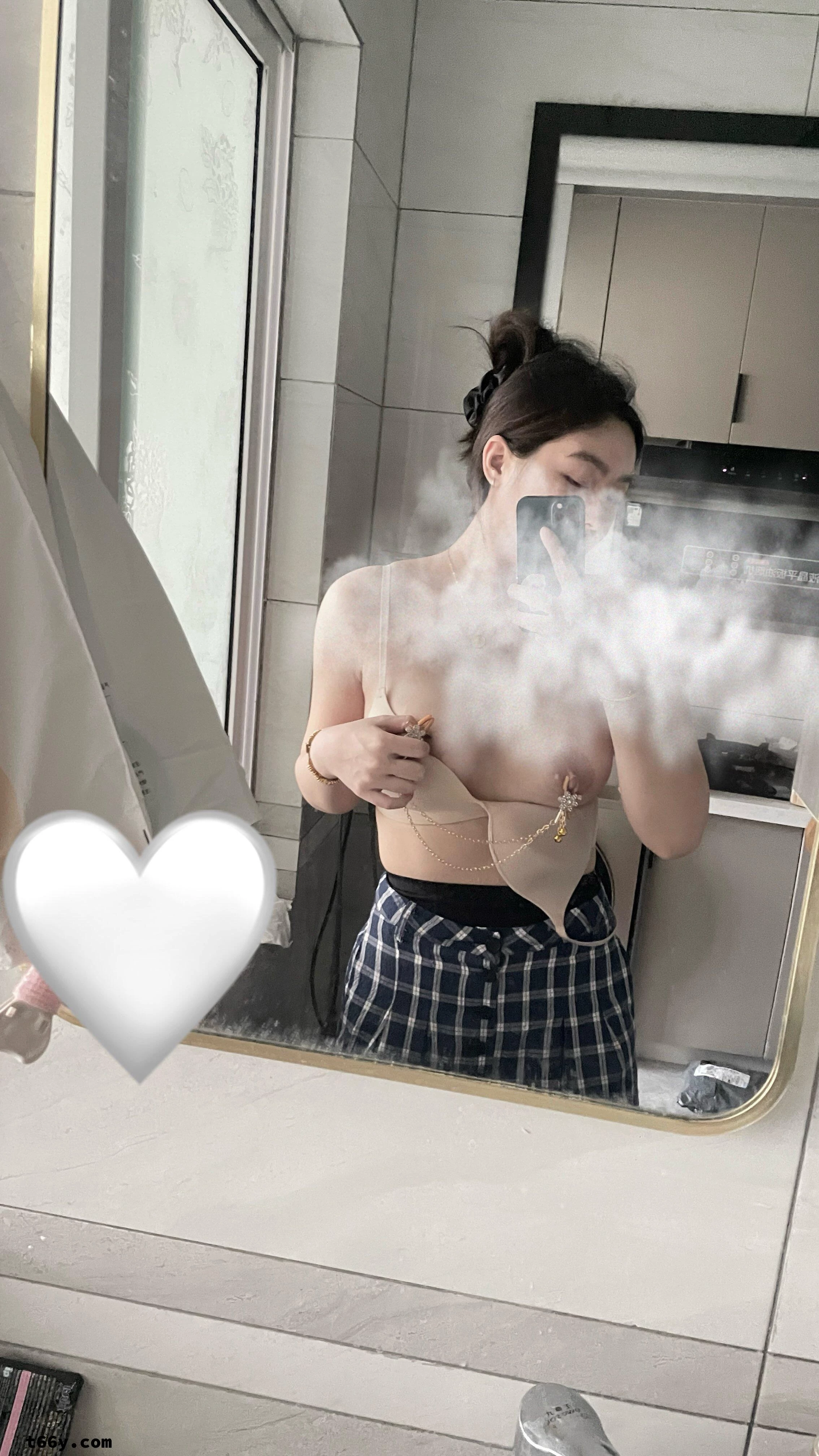 [淫女图]大奶子骚母狗，虽然打了码但是还是能看出长相挺漂亮的，奶晕又大又美穿衣性感风骚[43P]