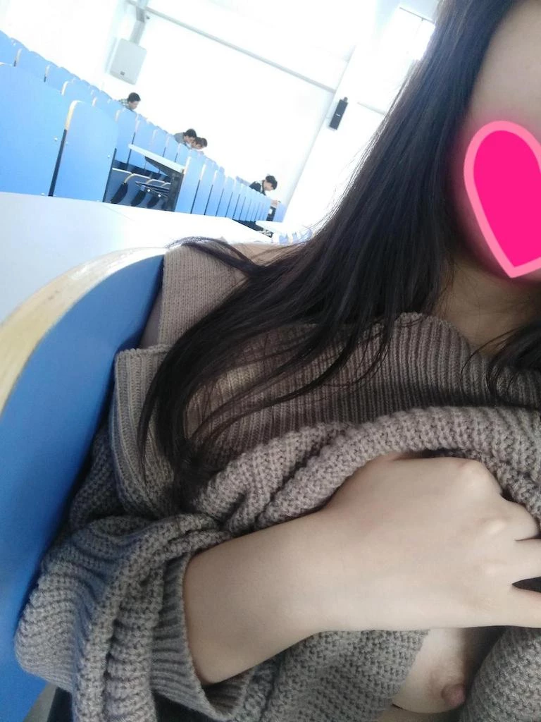 大胆女友在捷运地下街角落露乳 好嫩唷 [17P]