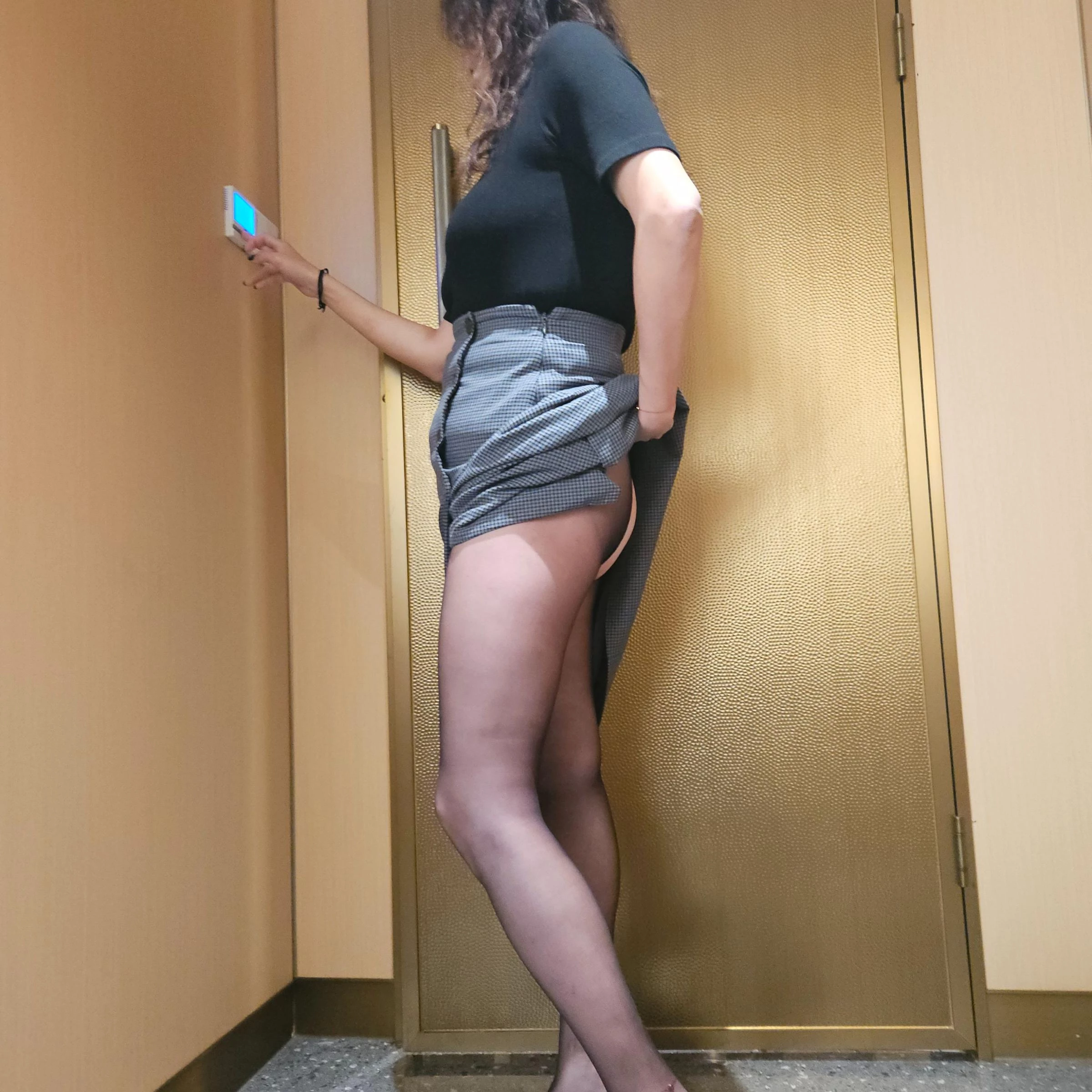 与不爱穿内裤的情人在饭店包间里的淫荡[23P]