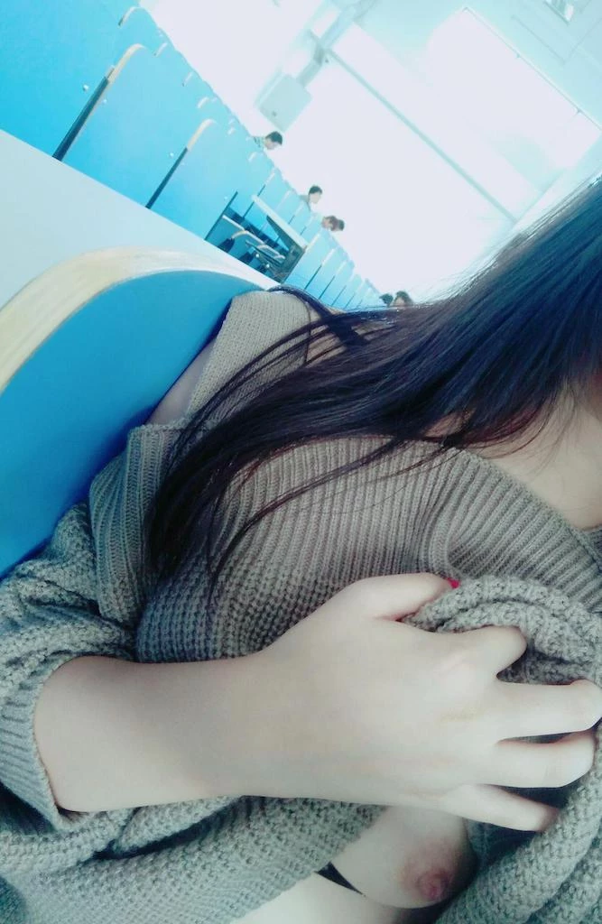 大胆女友在捷运地下街角落露乳 好嫩唷 [17P]