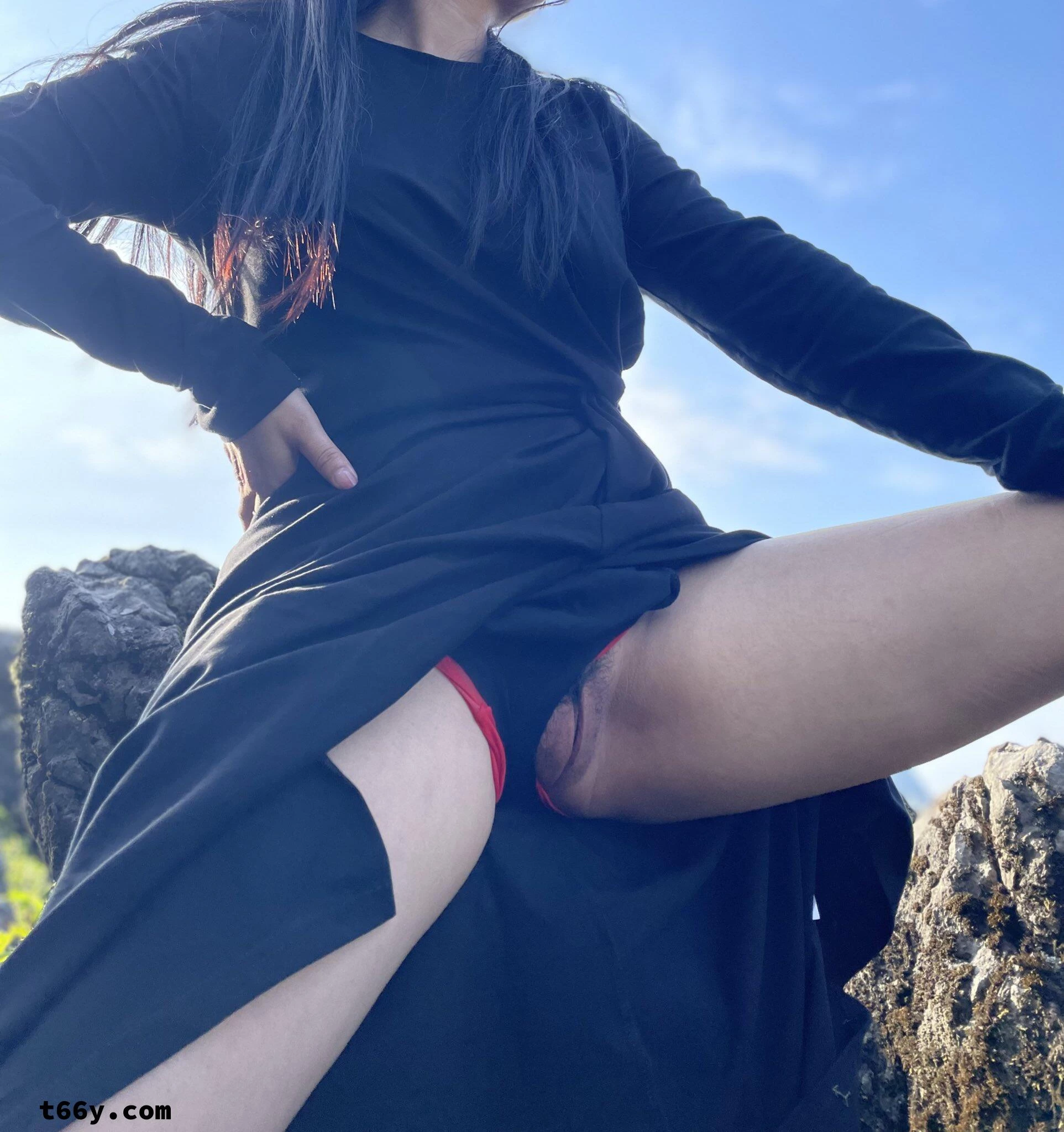 [绿帽淫妻]美娇妻前凸后翘、一线天粉穴、户外露出，面朝大海吃鸡快乐[10P]