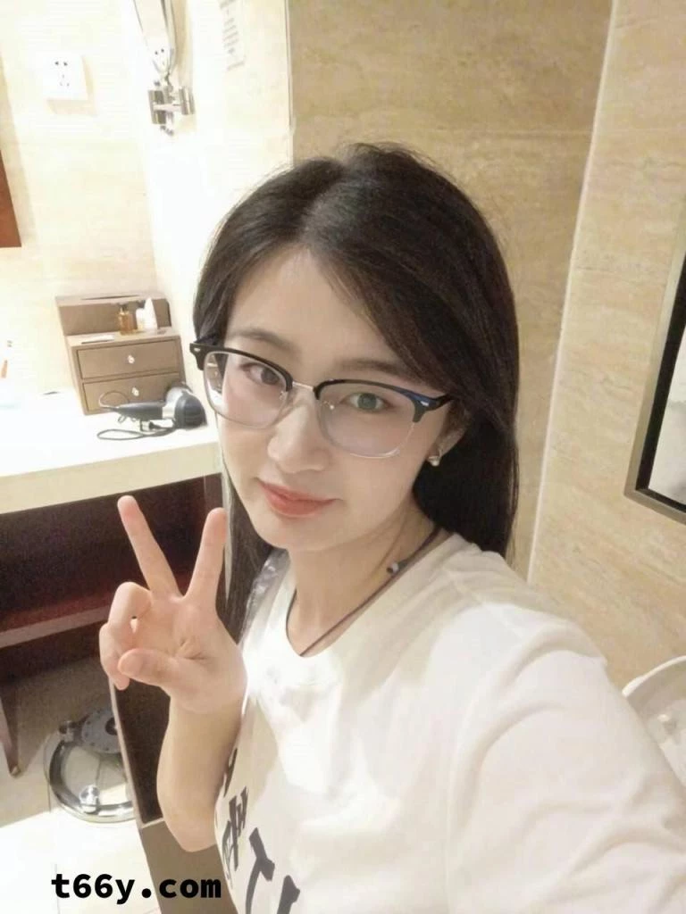 平时一脸正经谁又想到背地里这么骚[11P]