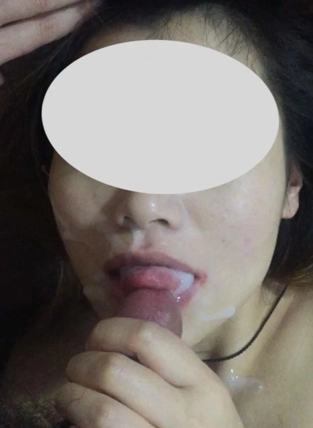 颜射全脸，口爆，骚妇舔食精液，说还要吃！[11P]