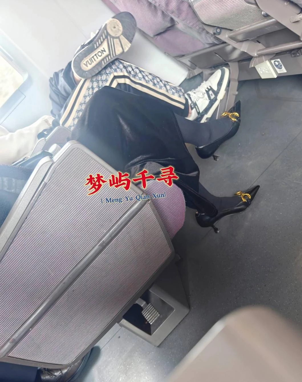 原创][梦屿千寻]第七期超级福利帖，老婆性感吊带袜高跟鞋，山东到北京，高铁外出，酒店性感大片（定制项链验证）[52P]