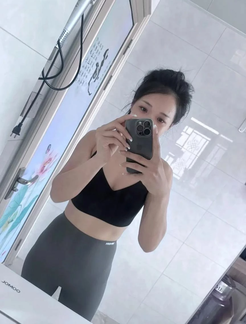 约炮爱瑜伽的人妻[10P]