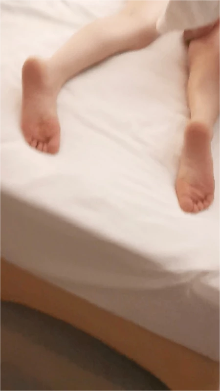 老婆第一次尝试3P，迎合陌生的鸡巴向蜜穴里送[28P]