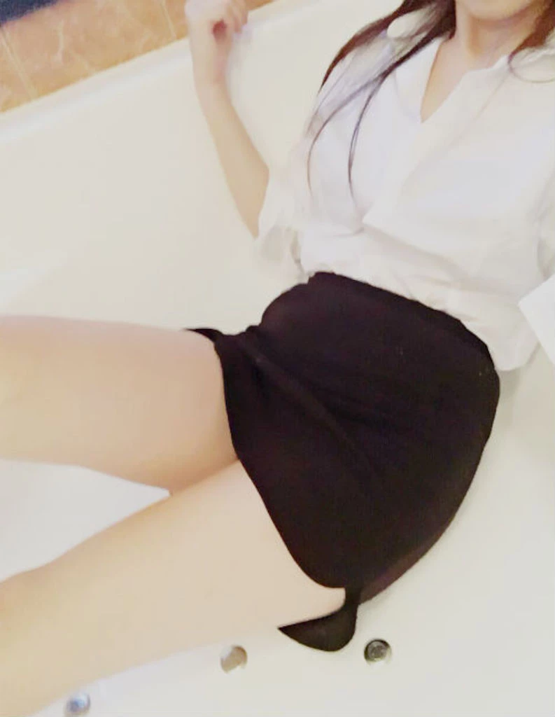 18岁少女在镜头前玩弄嫩屄超诱人的 [15P]