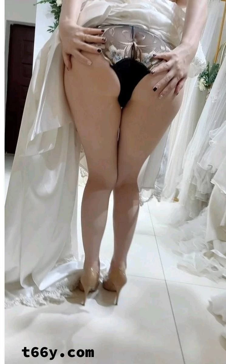 喜欢穿着婚纱被我猛猛内射的小少妇[18P]